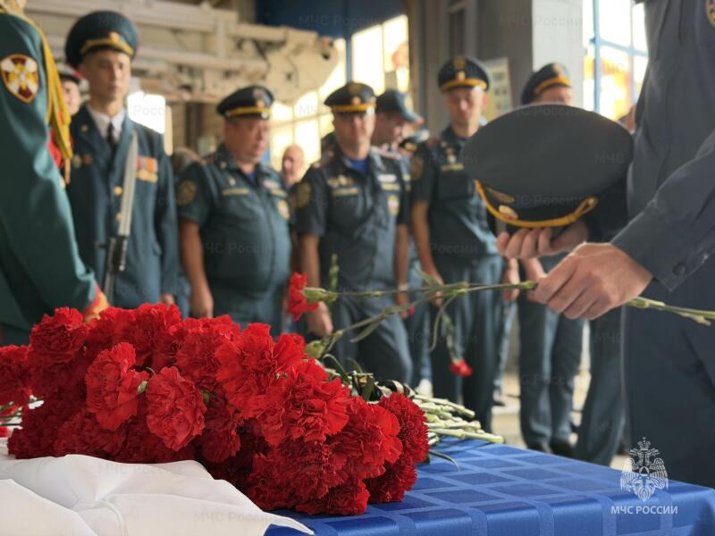 В Саратове увековечили память погибших на пожаре сотрудников МЧС