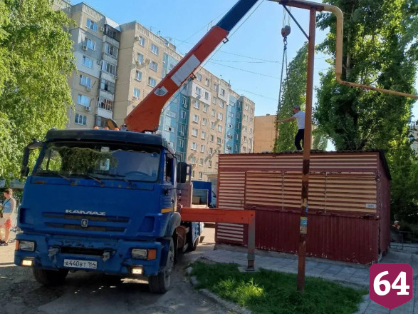 В Саратове демонтируют нелегальные стелы и заборы