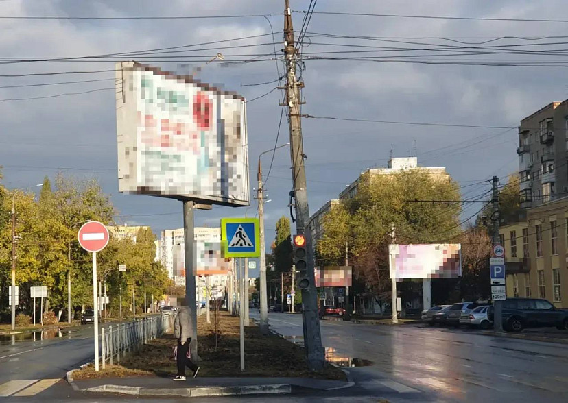 В Энгельсе убирают нелегальные билборды и разноформатные вывески