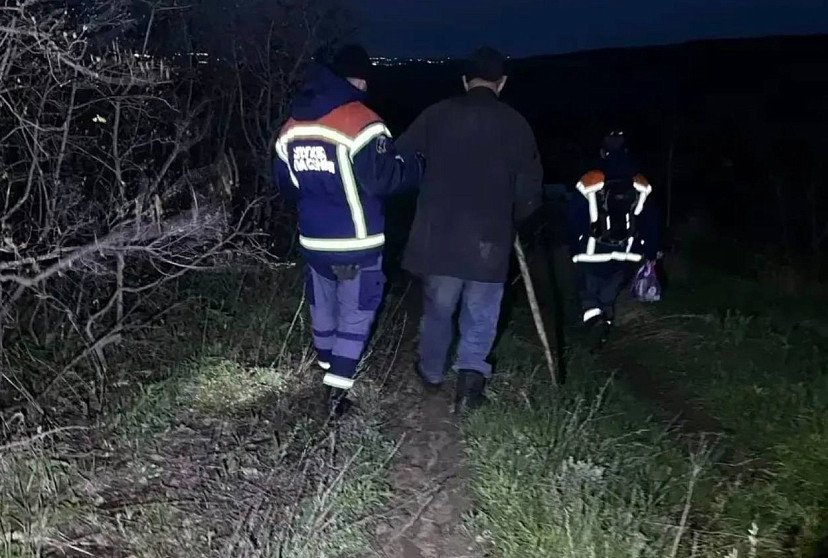 В Саратове ночью спасатели вывели из леса заблудившегося мужчину