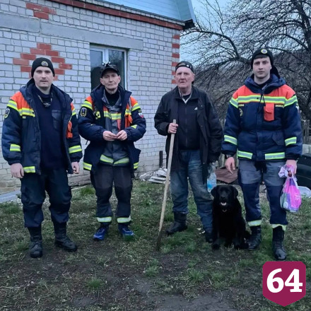 В Саратове ночью спасатели вывели из леса заблудившегося мужчину